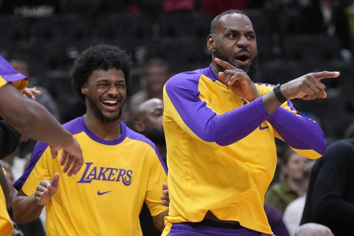 Lebron James y su hijo Bronny.