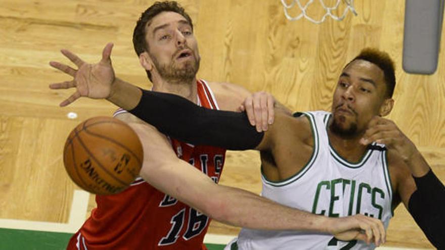 Pau Gasol forcejea con un rival por un rebote.