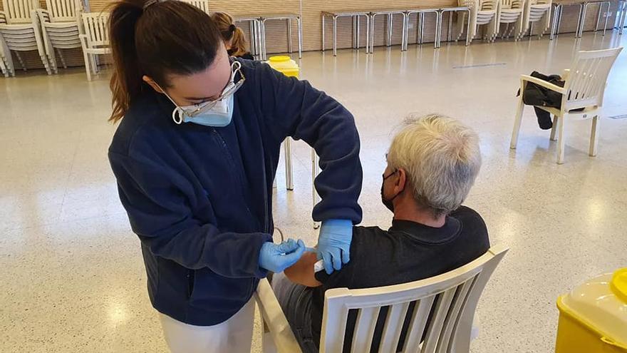 Un moment de la vacunació, que es va dur a terme al local del Casal de la Gent Gran