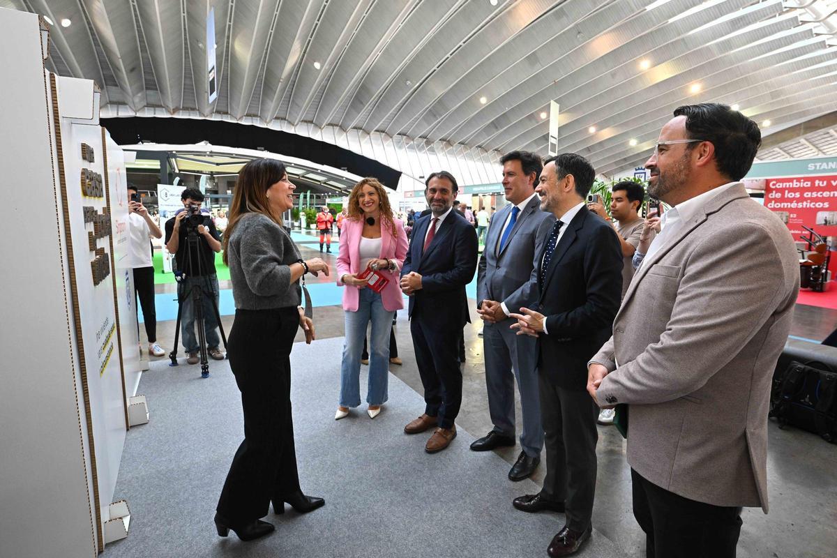 Lope Afonso, en el centro de la imagen, durante la presentación de ayer en el Recinto Ferial.