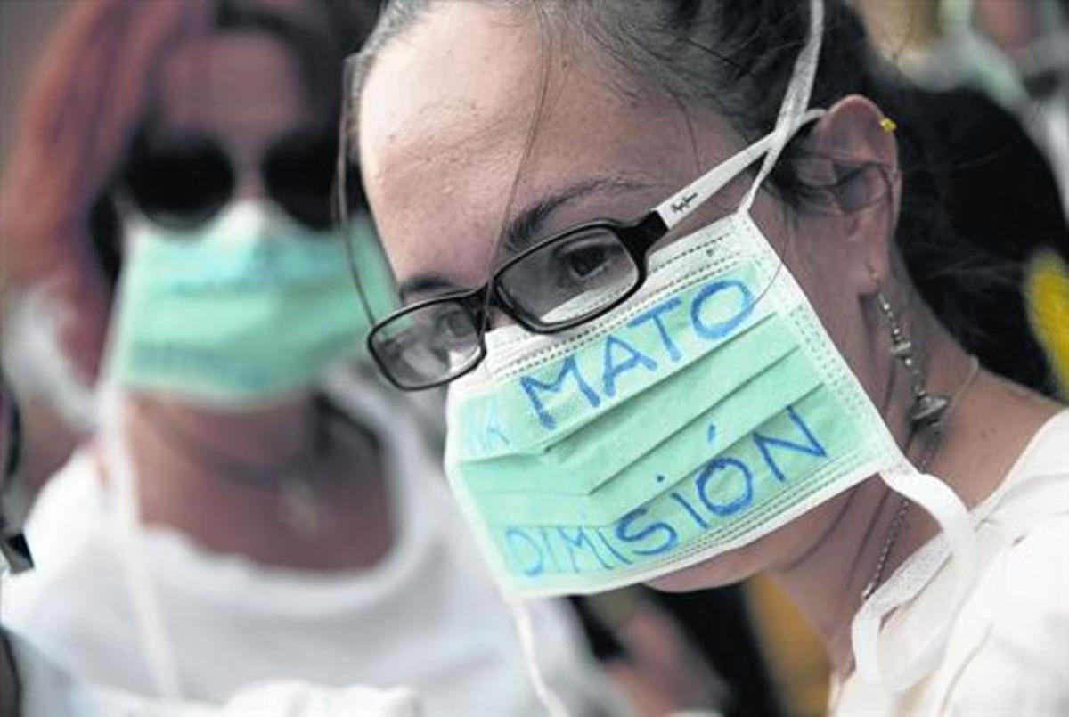 Una sanitària demana la dimissió de Mato, en la protesta davant el Carles III. Una sanitària demana la dimissió de Mato, en la protesta davant el Carles III.