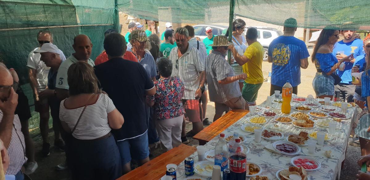 Peñas, vecinos y vistantes disfurtan del recorrido por las bodegas Peñas, vecinos y vistantes disfurtan del recorrido por las bodegas