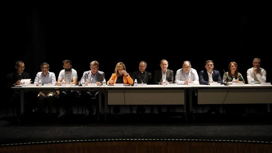 Desde la izquierda: Miguel Ángel Hernández, David Gago, Rufo Martínez, Isabel García, Fernando Valera, Ángel Blanco, José Calvo, Ramiro Silva, Pilar Alnso y Alberto de la Fuente, en la mesa presidencial de la Junta pro Semana Santa | Ana Burrieza