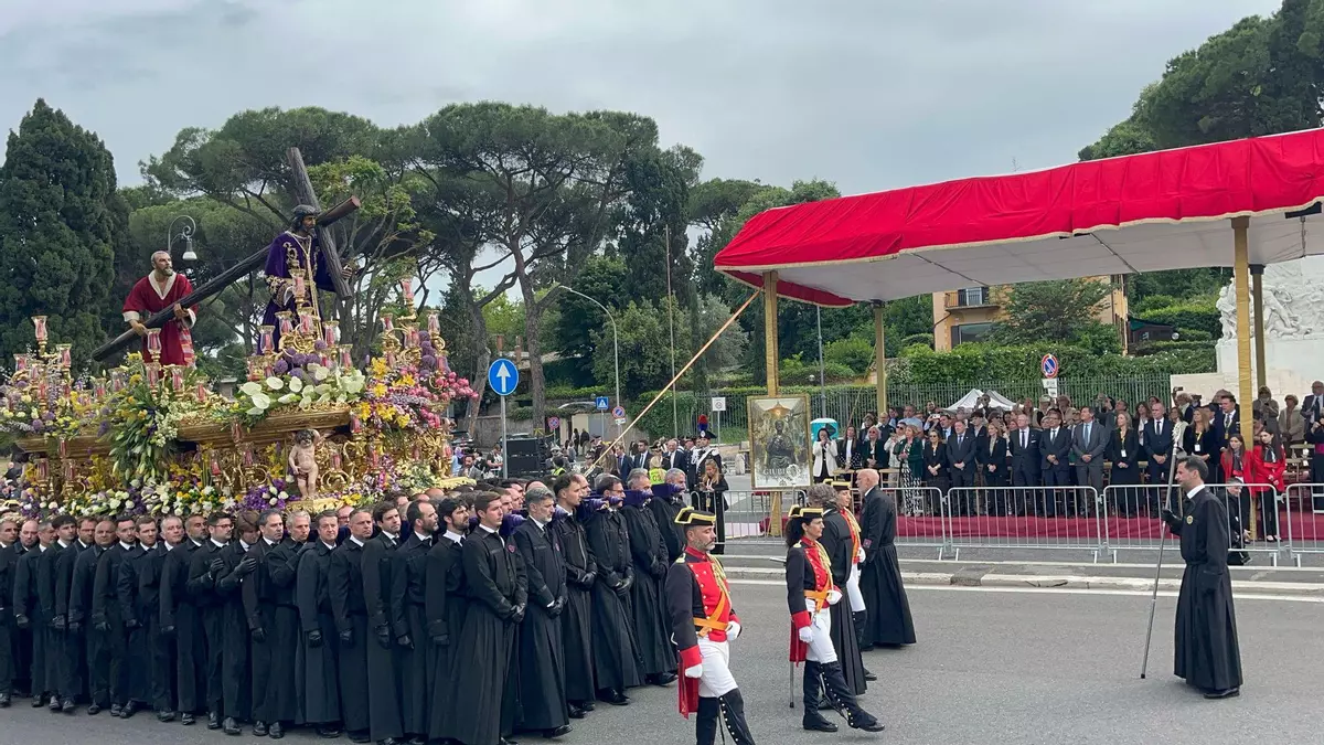 VÍDEO | El Nazareno de León llega al palco de autoridades