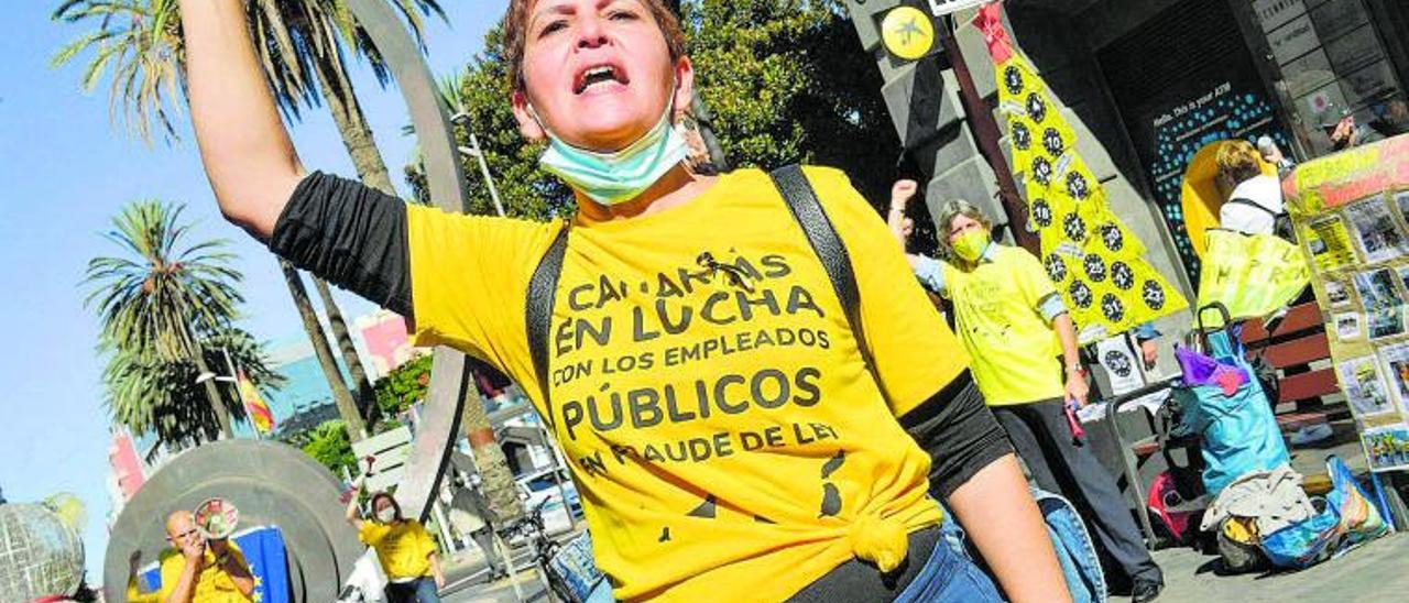 Protesta de un grupo de interinos en una nueva jornada de paros parciales, ayer.