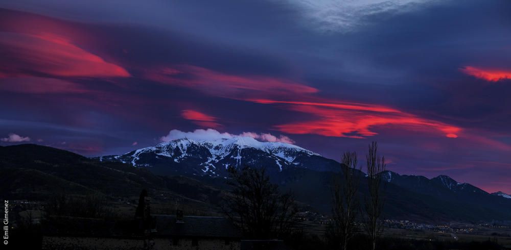 Cerdanya. A sobre del cim de la Tosa, just a l’hora blava, els núvols lenticulars es tenyien d’un color roig-ataronjat, el sol ja feia una bona estona que s’havia post. Es poden apreciar les pistes de l’estació de Masella.