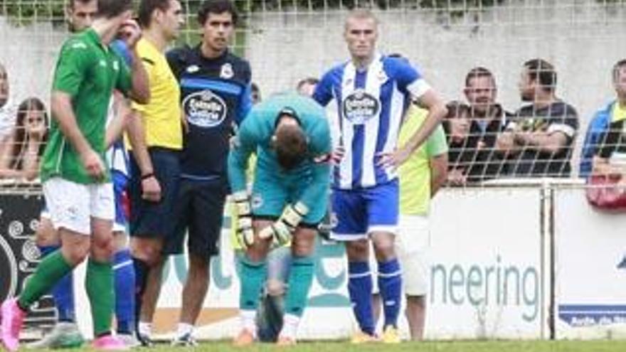 Fabricio se agarra la rodilla en el partido de ayer.