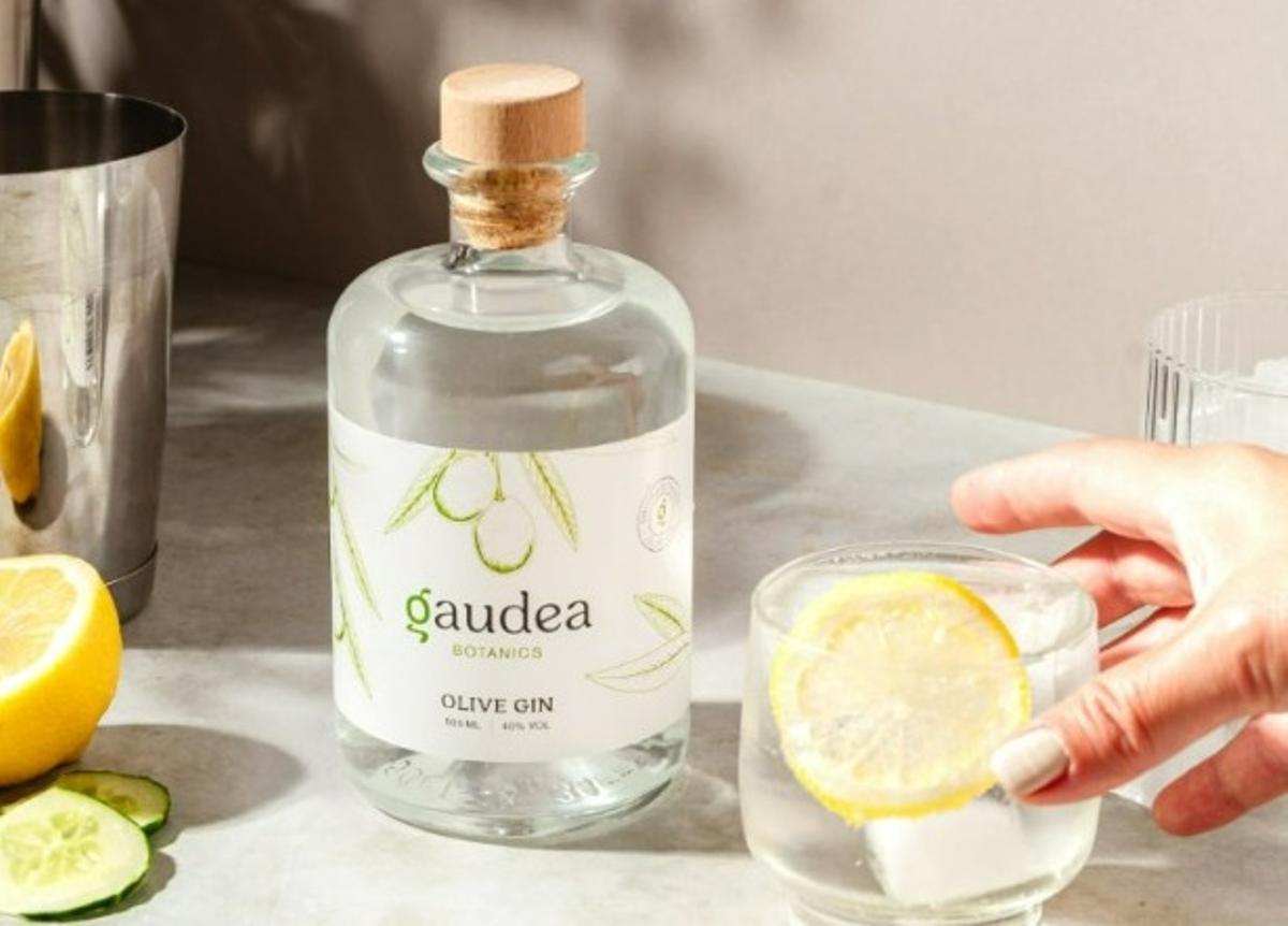 Una botella de la ginebra Gaudea elaborada con aceitunas arbequinas y cilantro.