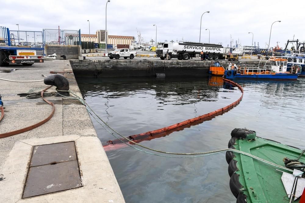 Vertido de 3.000 litros de residuos de combustibles en el Puerto de La Luz