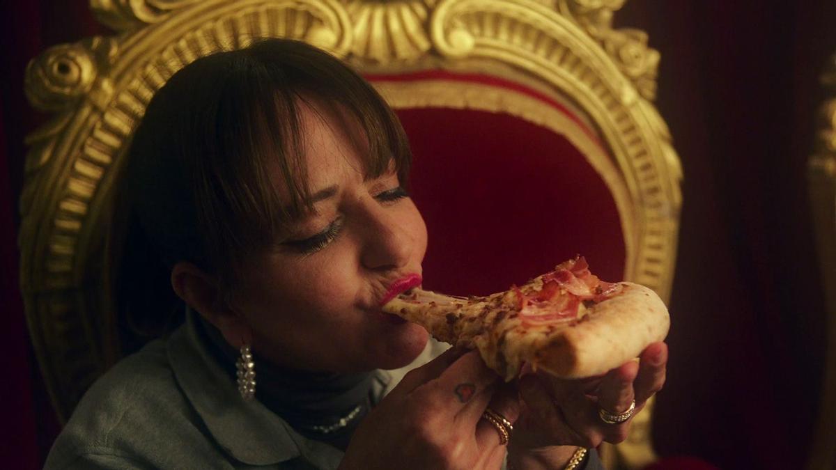 Yolanda Ramos saborea una nueva pizza con bordes de queso de Telepizza