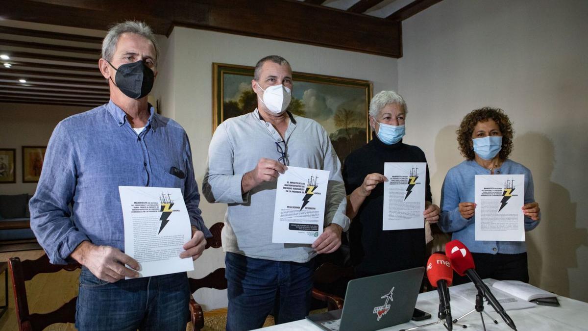 Por la izquierda Santos Calvo, Delfín Martín, Cristina Zelich y Teresa Fernández con el manifiesto contra los macroproyectos de energías renovables, ayer en la rueda de prensa celebrada en el Parador. | Ana Burrieza