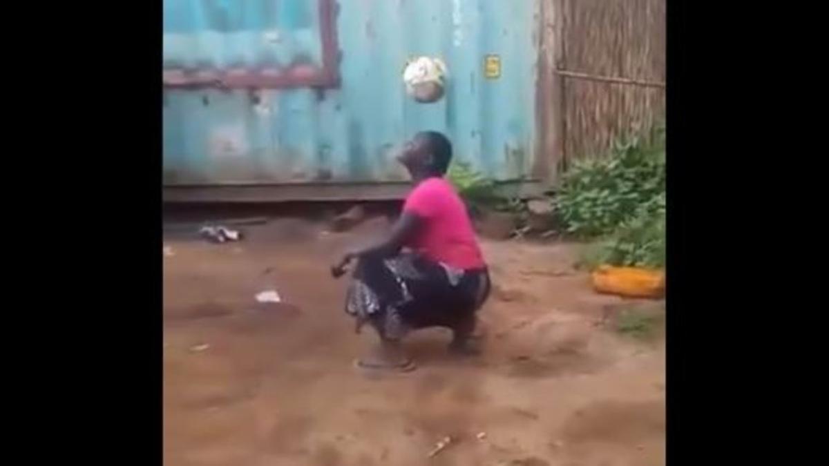 Una imagen del vídeo viral de la mujer africana.