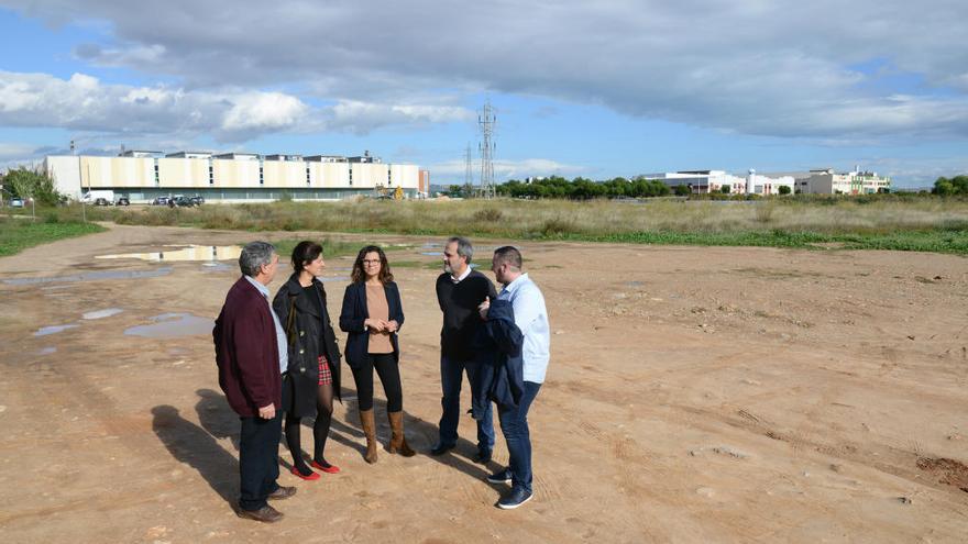 La alcaldesa y parte de su equipo en el solar expropiado