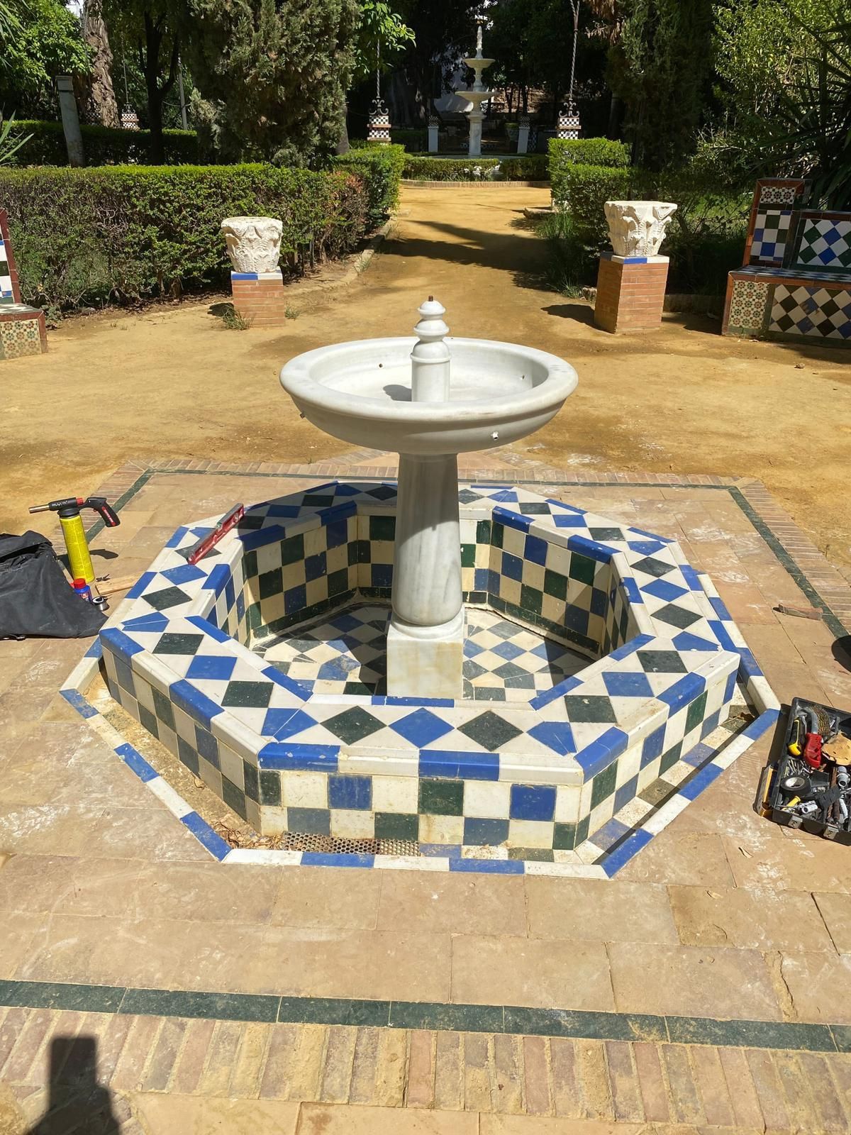 La fuente repuesta.