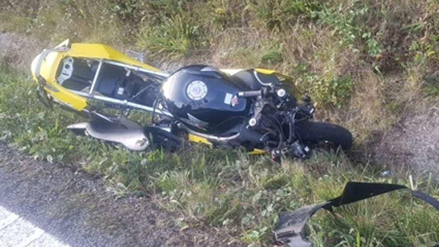 La moto siniestrada en la carretera EP-8001 entre Catoira y Caldas de Reis. // Cedida