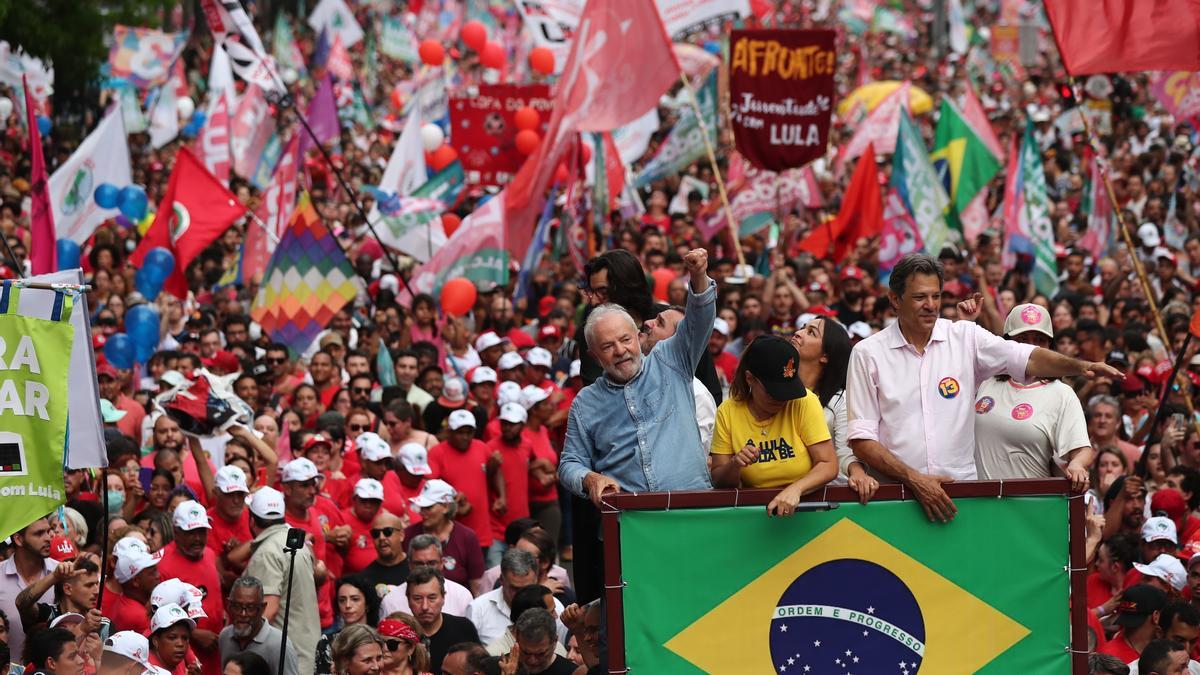 Lula recorre las calles de Sao Paulo en el último día de campaña.