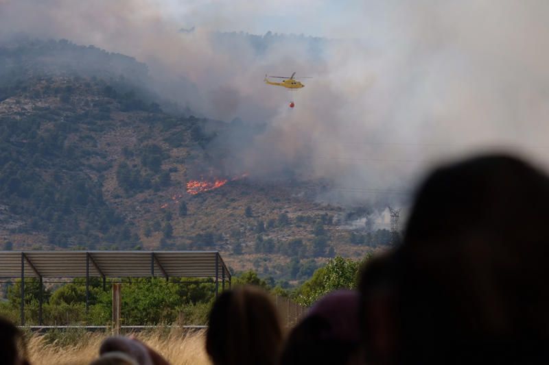 Declarado un incendio en una zona de barranco de Beneixama