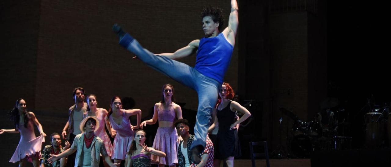 Un instante de la impresionante actuación de Acosta Danza. | PROVI MORILLAS