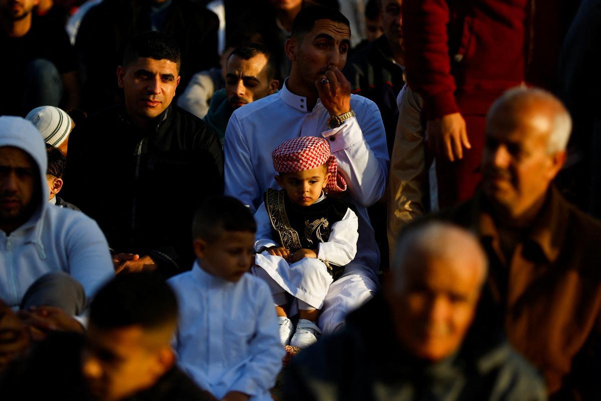 Miles de palestinos despiden en Gaza el mes sagrado del Ramadán