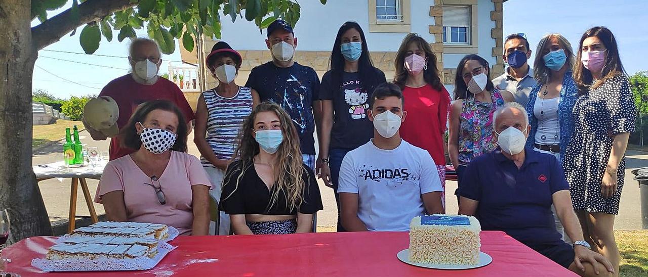 En el centro, Laura Amador y Jonathan Álvarez, los dos alumnos becados, en la comida de aniversario de la Fundación Sara López Falcón.