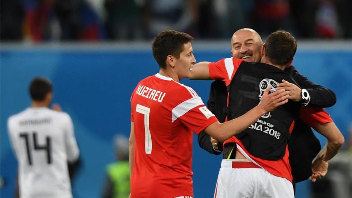 Cherchesov, seleccionador ruso, celebrando con sus jugadores