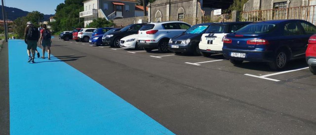 La zona de aparcamiento de Punta Rodeira, junto a la playa y cerca del colegio. |   // SANTOS ÁLVAREZ