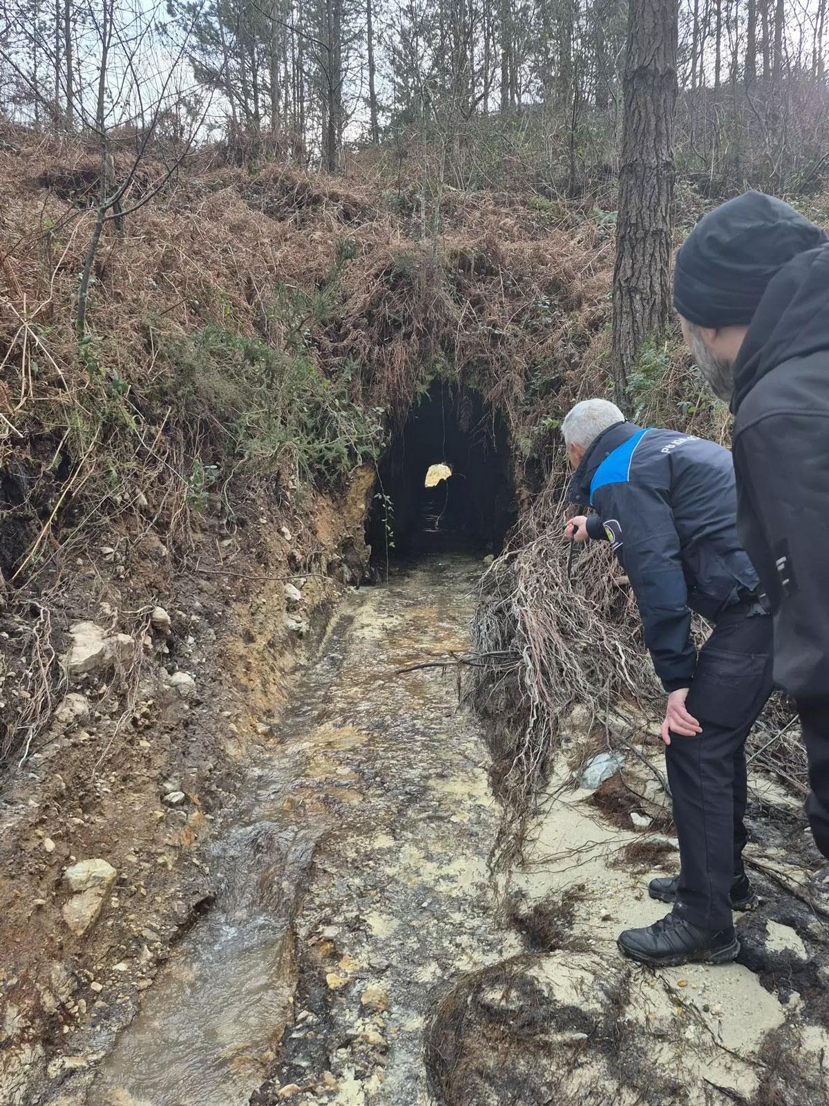 El colapso de la balsa se produjo a través de una antigua galería minera que no había sido detectada previamente y por ella se fue vertiendo toda el agua. /