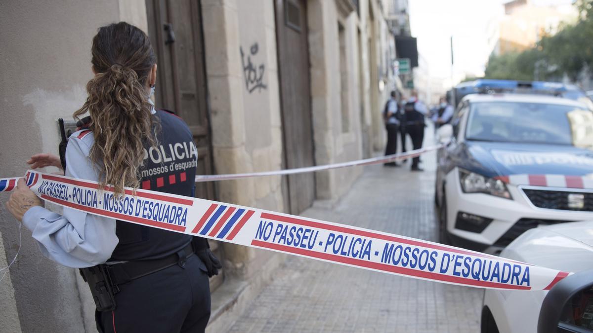 27/10/2021 FOTO: Oscar Bayona MANRESA . ESCORCOLL DELS MOSSOS D' ESQUADRA AL PIS OCUPAT A LA MURALLA SANT FRANCESC PER LA INVESTIGACIÓ D' HOMICIDI A NAVARCLES .