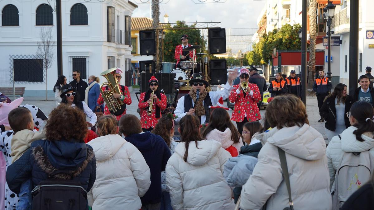 Los miembros de Teatrapo pusieron música a todo el recorrido por las calles palmeñas.