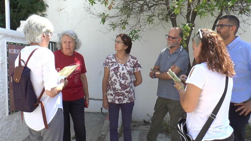 Visita de miembros de Podemos al centro.