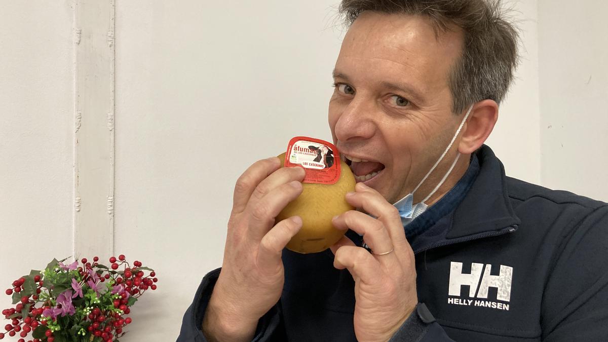 Alberto Amandi con el queso que viaja al Celler de Can Roca