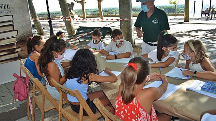 Luis María Compés se dirige a los niños del taller. | E. P.