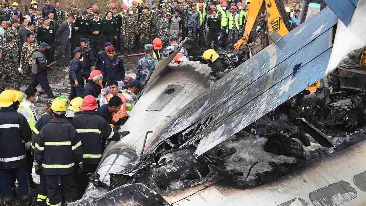 Al menos 49 personas han muerto y 22 resultaron heridas al estrellarse hoy una avión de la línea bangladeshí US-Bangla.