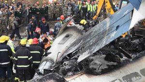Almenys 49 persones han mort i 22 van resultar ferides a l’estavellar-se avui una avió de la línia US-Bangla.