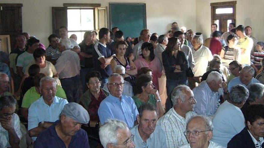 La casa sindical fue insuficiente para acoger a los asistentes a la reunión convocada por la nueva asociación de afectados.