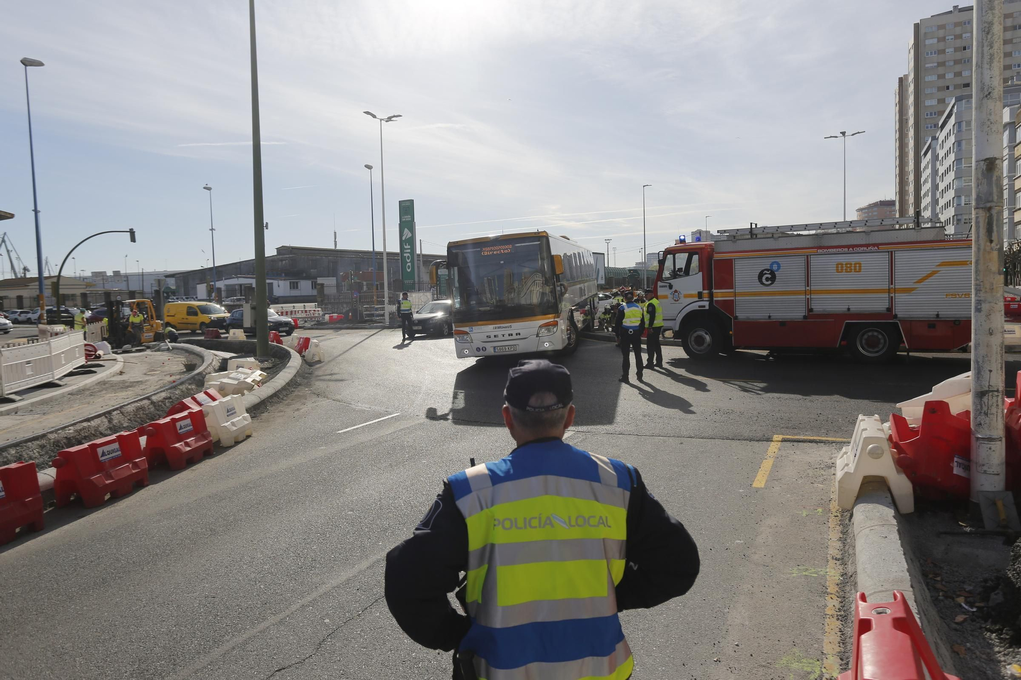 Un autobús, atascado en la nueva glorieta junto a la Casa del Mar