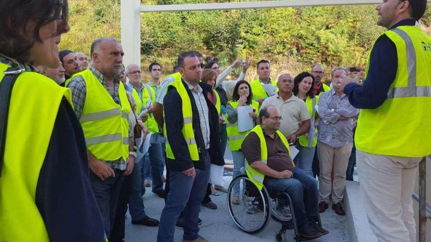 Alcaldes y concejales en su visita a la planta de compostaje de Epele, en Navarra. // FdV