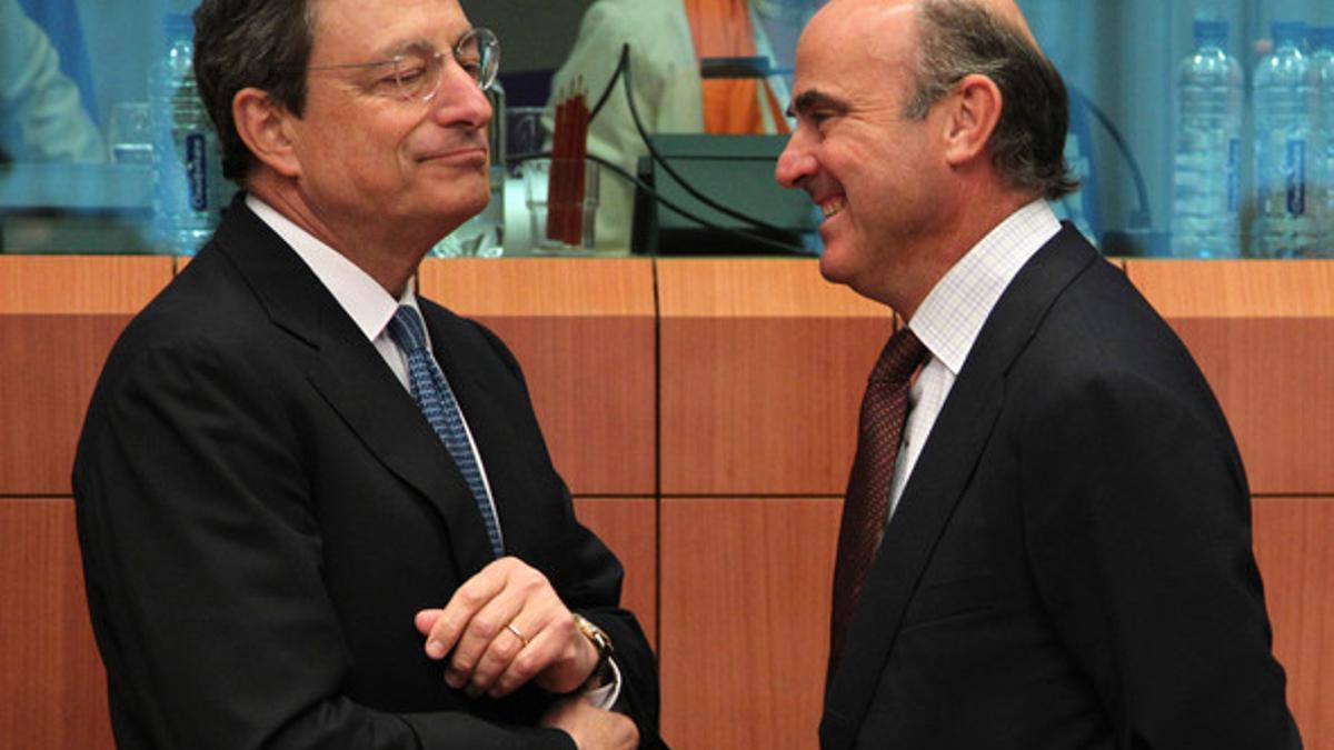 El presidente del BCE, Mario Dragui, y el ministro de Economía, Luis de Guindos, el 9 de julio en Bruselas.