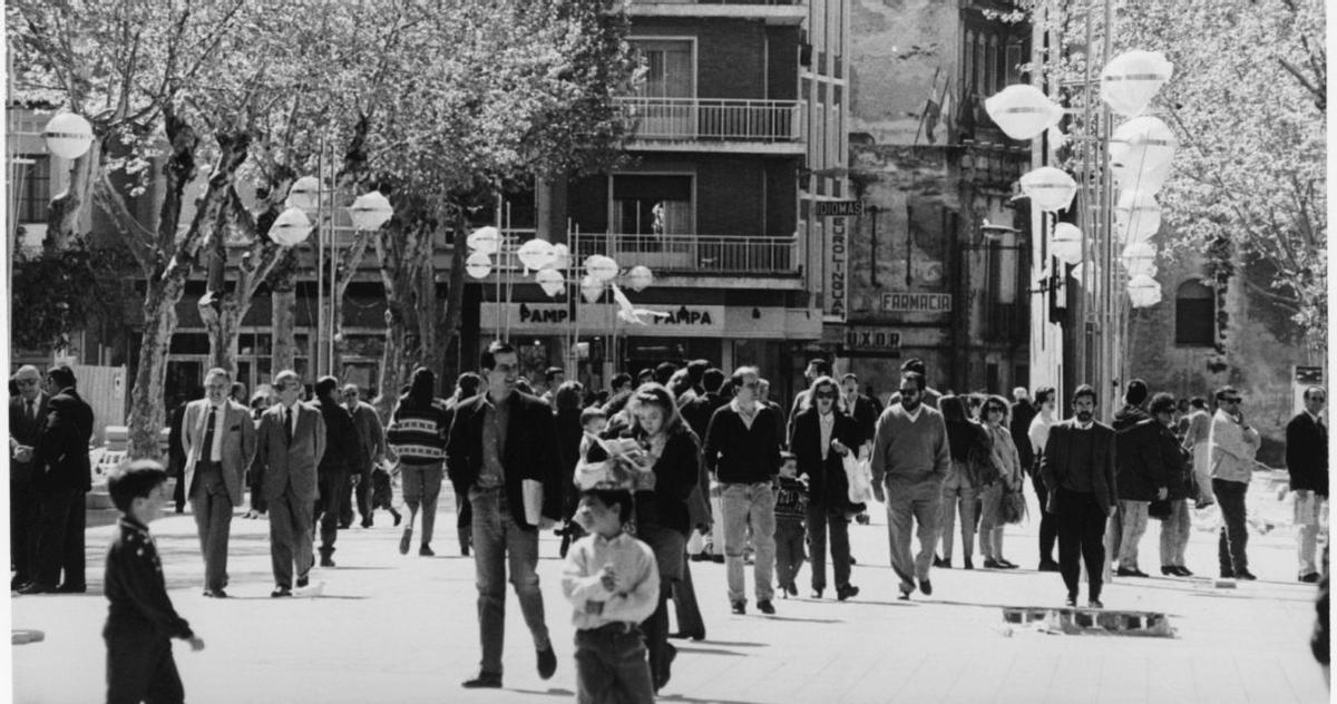 Cordobeses dando un paseo en la zona del bulevar del Gran Capitán, hace más de 40 años.