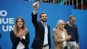 De izquierda a derecha, Beatriz Fanjul, Pablo Casado, Mari Mar Blanco y Alfonso Alonso, en Vitoria, el 1 de noviembre, en un mitin de campaña de las generales.