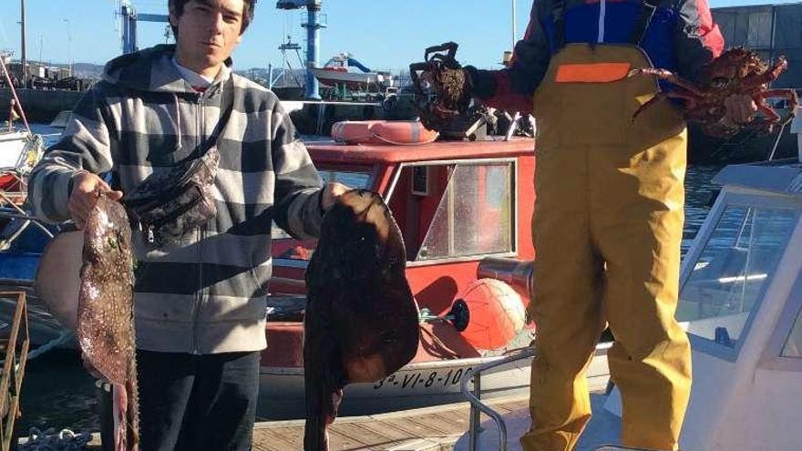 Santiago Novas (dcha.), con su sobrino Kevin García,,en Cangas. // S.Á.