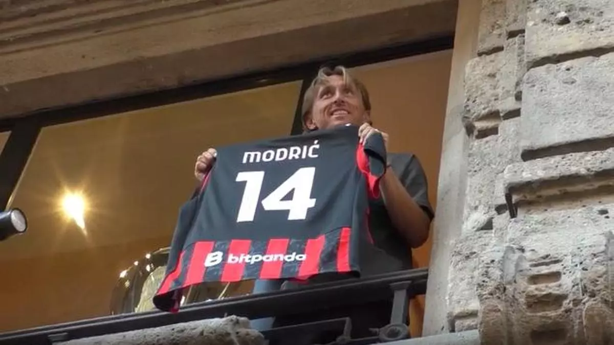 Modric, abrumado por los aficionados del Milan en su presentación