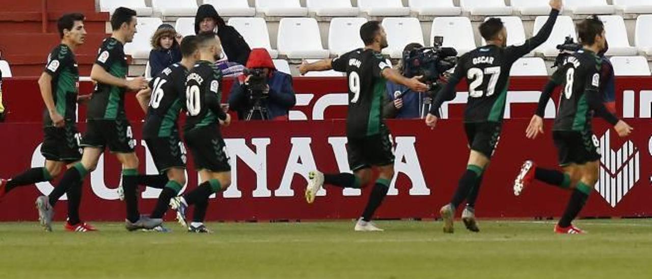 Los jugadores del Elche celebran el gol de la victoria el pasado sábado en Albacete.