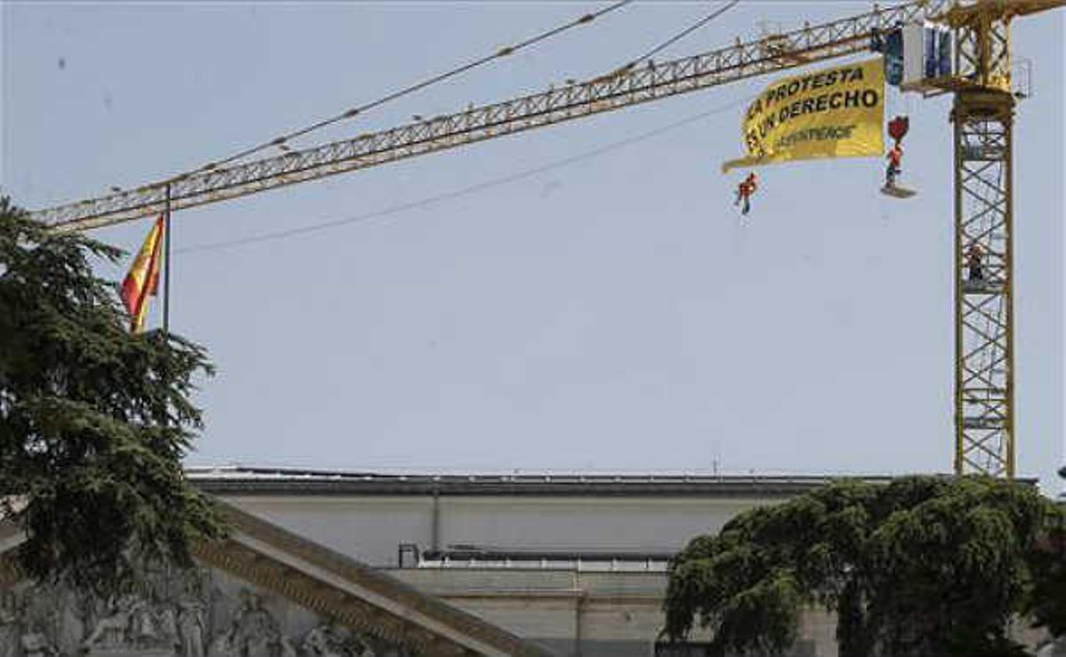 Activistas de Greenpeace despliegan una bandera en el Congreso de los Diputados para mostrar su rechazo a la ’Ley Mordaza’ bajo el lema La protesta es un derecho.