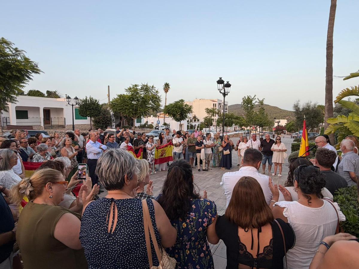 Galería: Concentración en apoyo a Ceuta en el Ayuntamiento de Sant Josep