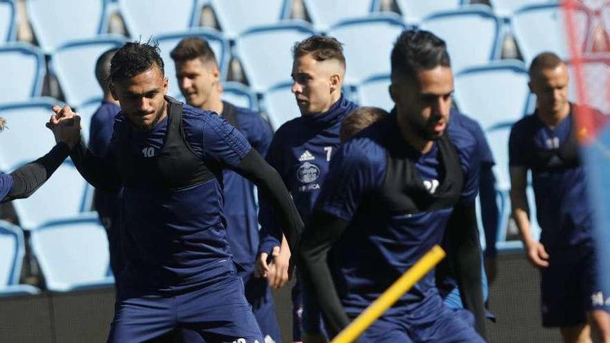 Sofiane Boufal, Emre Mor y Ryad Boudebouz, en un entrenamiento del Celta en A Madroa. // Ricardo Grobas