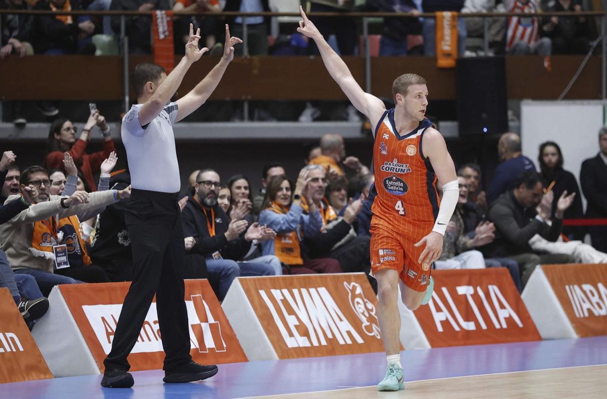 Jorgensen celebra uno de sus la nzamientos con una grada del Coliseum entregada al norteamericano. | FIRMA