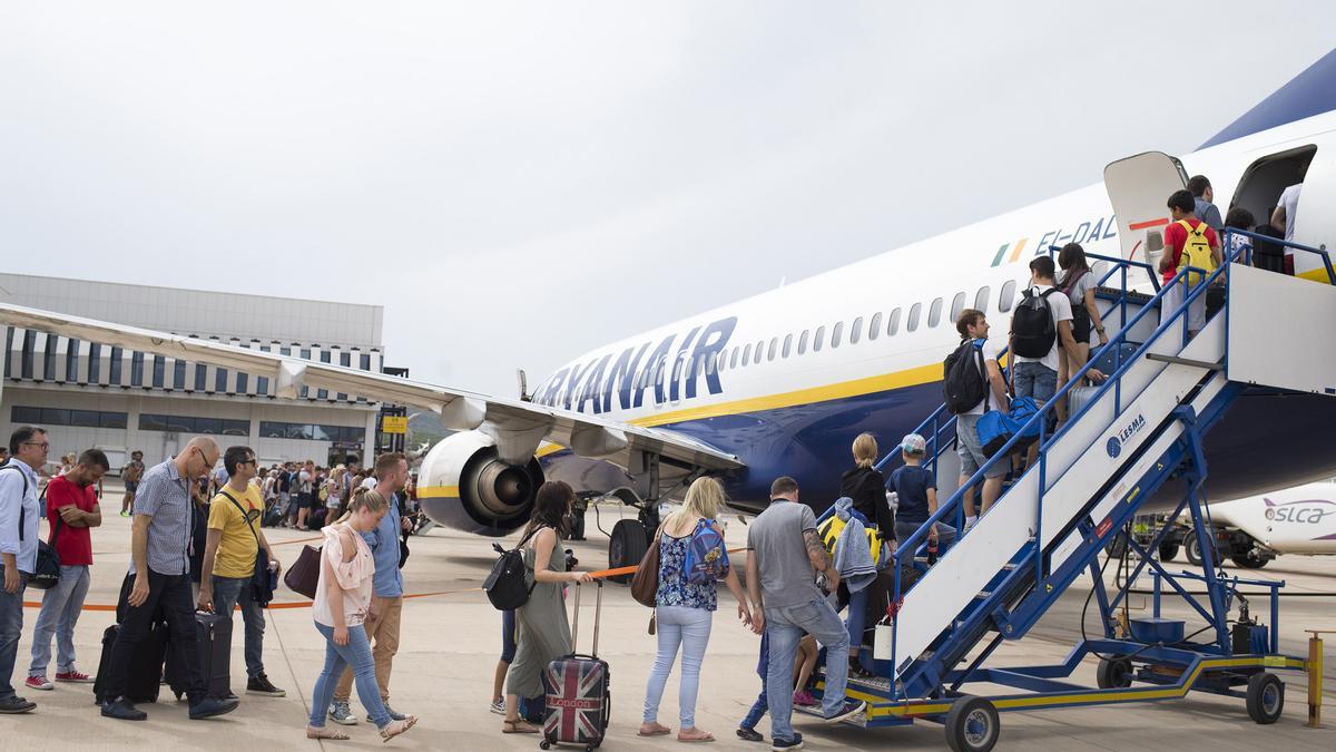 Pasajeros en el aeropuerto de Castellón.