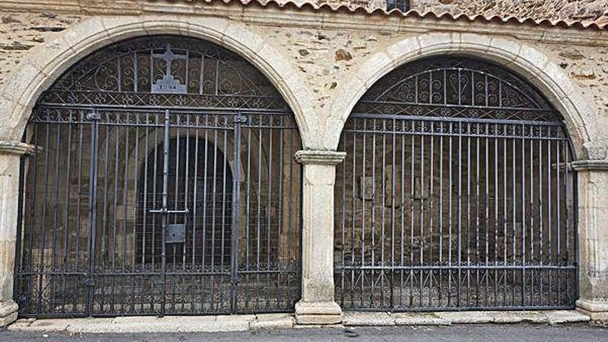 Reja del portal de la iglesia de La Asunción de Alcañices, donde se acaba de poner una alambrada.