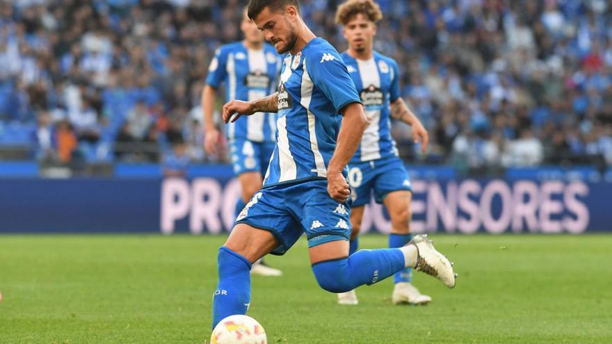 Olabe golpea la pelota en un partido disputado en Riazor. |  // CARLOS PARDELLAS